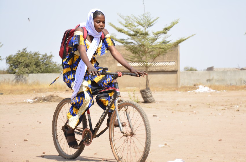Les vélos facilitent l’accès à l’éducation pour les filles dans les zones rurales du Sénégal