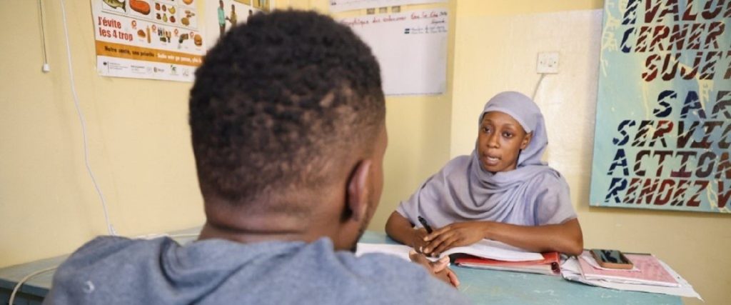 Moussa demande des conseils et des services de conseils sur l’usage de drogues auprès de Awa, paire éducatrice communautaire du poste de santé de Darou Salam.