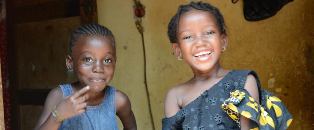 Ziguinchor, Ndèye et Binetou expliquent comment utiliser les sachets pour la purification de l’eau