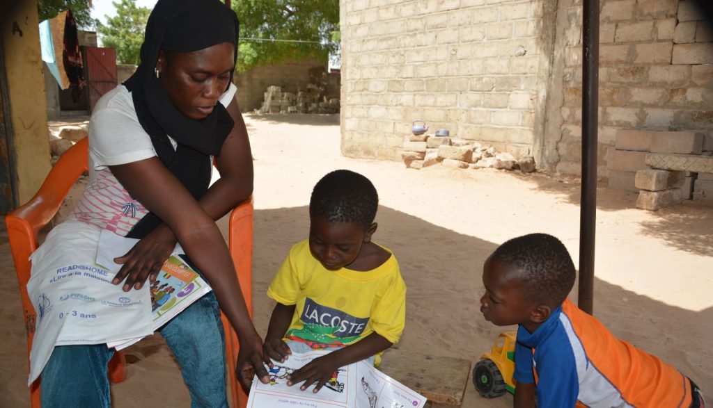 Fatoumata aide ses enfants à se familiariser avec la lecture à la maison