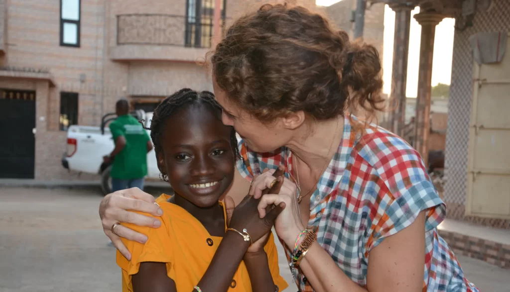 Salimata et sa marraine, en toute complicité dans les rues de Dakar, Sénégal