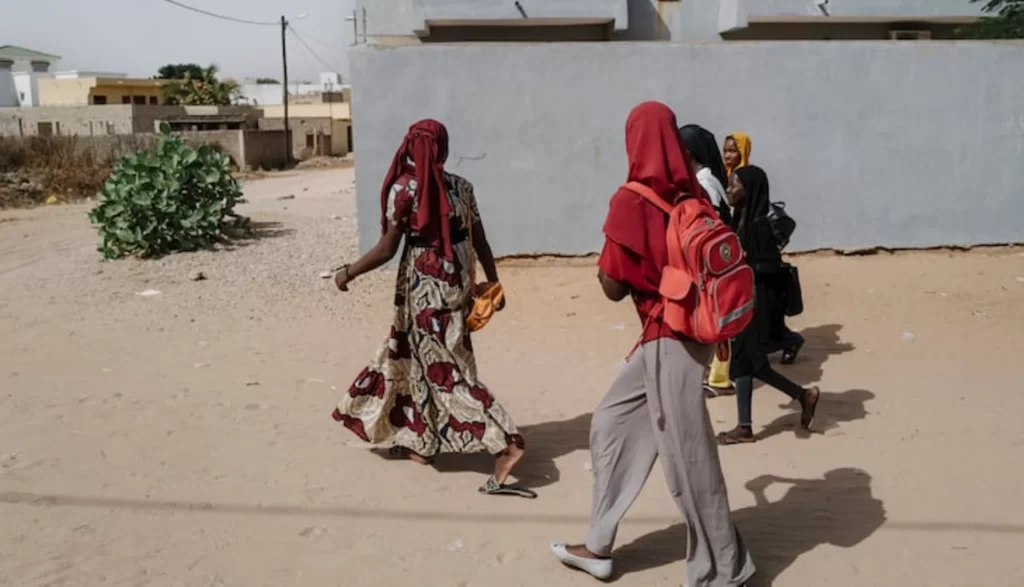 Des écolières se rendent au collège Habib-Sy de la commune de Tiavouane.