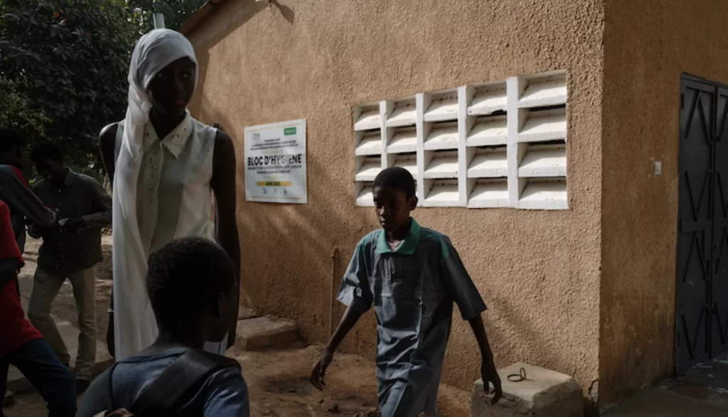 Un des blocs d'hygiène construits lors du programme dans l'école Habib-Sy de la commune de Tiavouane.